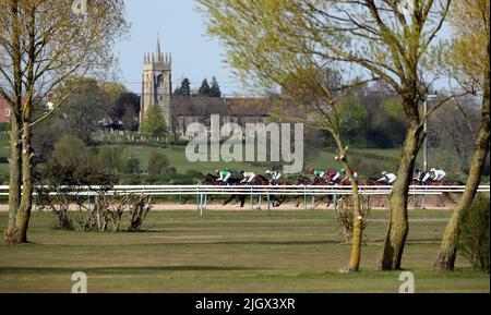 Foto vom 26-04-2021 von Läufern und Fahrern auf der Southwell Racecourse, auf der die beiden verbliebenen Spiele von Bath im Juli aus Gründen der Bodenprobleme eingestellt wurden. Ausgabedatum: Mittwoch, 13. Juli 2022. Stockfoto