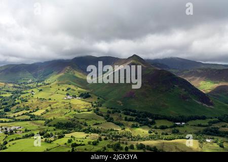 Der Blick über ein sonnenbeschienes Newlands-Tal in Richtung Causey Pike, Scar Crags, Crag Hill und ARD Crags vom Gipfel der Cat Bells, Lake District, Cumbria, Stockfoto