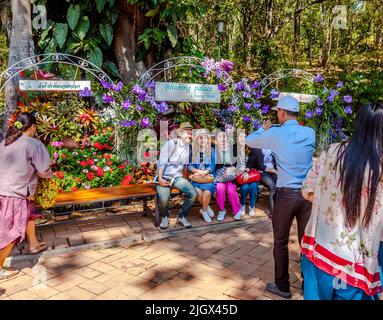 Diese Gruppe im Bhuping Palast hat ihren Reiseleiter, der ein Foto von ihrer Gruppe machen kann. Stockfoto