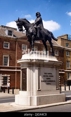 Statue von George, dem Herzog von Cambridge auf dem Pferderaffe, Whitehall, England Stockfoto