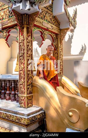 Mönch absteigend nach dem Tempel Treppe. Stockfoto