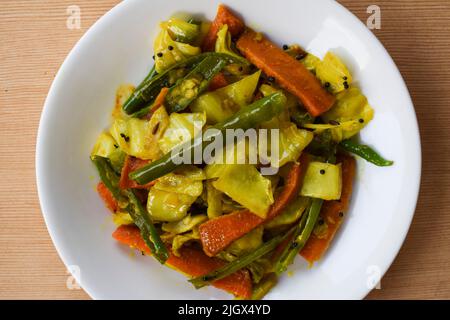 Schmackhaftes und gesundes Kohl-Gericht. Indisches, indisches, Gujarati Gericht namens Gobi marcha no Sambharo . Mischung aus Sabji und Gurke. Mit Karotten, ganz grün Stockfoto