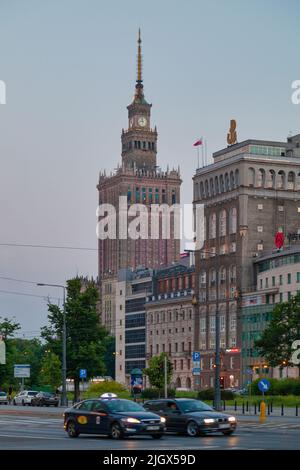 Warschau, Polen - 08 2019. Juni: Der Palast der Kultur und Wissenschaft ist ein bemerkenswertes 237 Meter hohes Gebäude, bekannt als die achte Schwester. Stockfoto