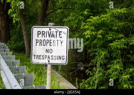 Privates Grundstück, kein Zutritt, schwarz-weißes Schild Stockfoto