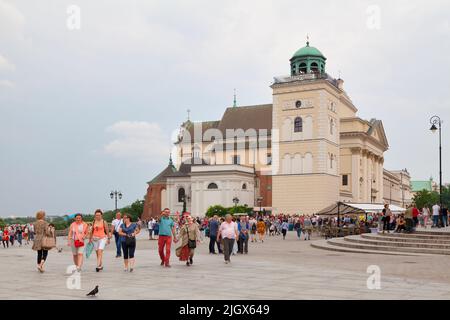 Warschau, Polen - 08 2019. Juni: Die St.-Anna-Kirche ist eine Kirche im historischen Zentrum neben dem Schlossplatz. Stockfoto