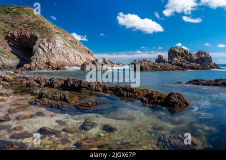 Ein natürlicher Meeresbogen in der Nähe von Portknockie an der Nordostküste Schottlands. Stockfoto