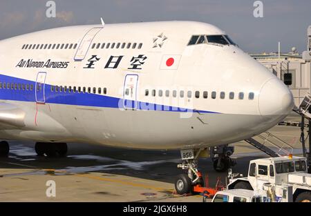 UM die Jahrhundertwende in Tokio begann ANA, die hochdichten Jumbo Jets auf Inlandsstrecken durch die moderne Boeing 777-300 zu ersetzen. Haneda JP Stockfoto