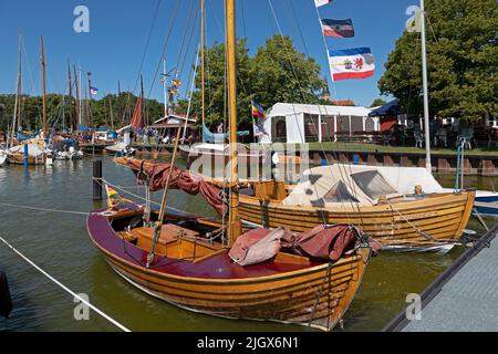 Holzboote, Hafen, Wustrow, Mecklenburg-Vorpommern, Deutschland Stockfoto