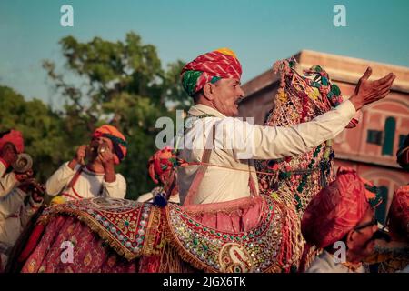 Jaipur, Rajasthan, Indien- 05. April 2022: Mann spielt Kachchhi Ghodi Tanz im gangaur Festival jaipur. Stockfoto
