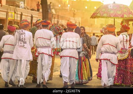 Jaipur, Rajasthan, Indien- 05. April 2022: Mann Gruppe spielen alghoza in gangaur Festival jaipur. Stockfoto