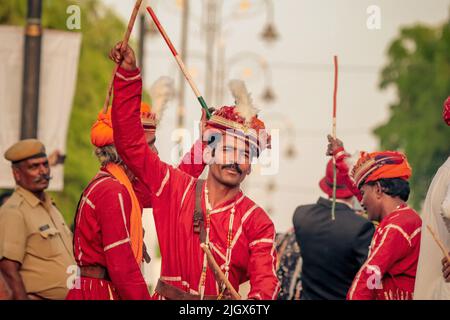 Jaipur, Rajasthan, Indien- 05. April 2022: Mann spielt dandiya im gangaur Festival jaipur. Stockfoto