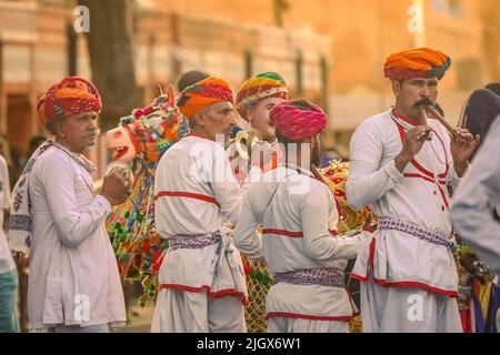 Jaipur, Rajasthan, Indien- 05. April 2022: Mann Gruppe spielen alghoza in gangaur Festival jaipur. Stockfoto