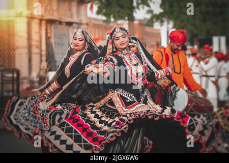 Jaipur, Rajasthan, Indien- 05. April 2022: Volkstanz in gangaur Festival. Stockfoto