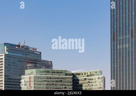 WIEN, ÖSTERREICH - 11. Oktober 2018: Donaucity District ist ein Unternehmens- und Geschäftsgebiet mit futuristischen Gebäuden und Skysrapers in Wien, Österreich Stockfoto