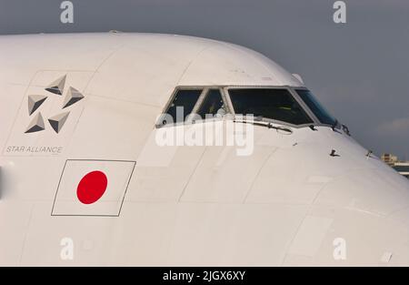 UM die Jahrhundertwende in Tokio begann ANA, die hochdichten Jumbo Jets auf Inlandsstrecken durch die moderne Boeing 777-300 zu ersetzen. Haneda JP Stockfoto