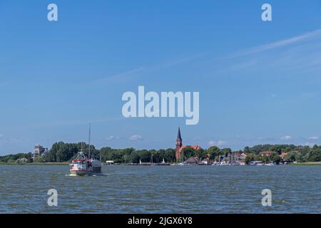 Ausflugsboot, Kirche und Hafen, Wustrow, Mecklenburg-Vorpommern, Deutschland Stockfoto