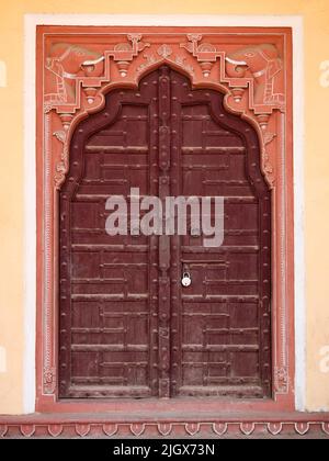 Jaipur, Rajasthan, Indien- 27. April 2022: Holztor der Kunstarbeit Tür in City Palace Jaipur, Rajasthan, Indien. Stockfoto