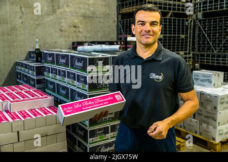 Frédéric Raspail zeigt das Weingut, in dem Crémant auf traditionelle Weise aus Clairette-Trauben hergestellt wird. Saillans, Drôme, Frankreich Stockfoto