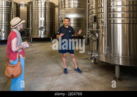 Frédéric Raspail zeigt das Weingut, in dem Crémant auf traditionelle Weise aus Clairette-Trauben hergestellt wird. Saillans, Drôme, Frankreich Stockfoto