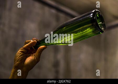 Frédéric Raspail zeigt das Weingut, in dem Crémant auf traditionelle Weise aus Clairette-Trauben hergestellt wird. Saillans, Drôme, Frankreich Stockfoto
