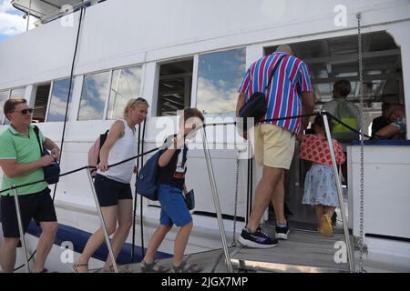 Gruppen von Touristen gesehen in Skradin, Kroatien am 13. Juli 2022. In Skradin warten Touristen auf die Touristenboote, die sie zum Nationalpark Krka, zu den Wasserfällen des Flusses Krka, bringen. Foto: Dusko Jaramaz/PIXSELL Stockfoto