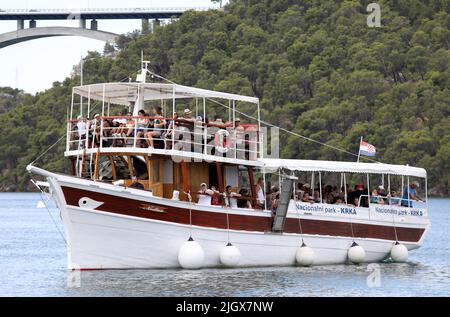 Gruppen von Touristen gesehen in Skradin, Kroatien am 13. Juli 2022. In Skradin warten Touristen auf die Touristenboote, die sie zum Nationalpark Krka, zu den Wasserfällen des Flusses Krka, bringen. Foto: Dusko Jaramaz/PIXSELL Stockfoto