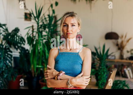 Porträt einer wunderschönen blonden Frau Stockfoto