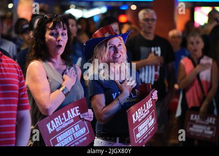 Tucson, Arizona, USA. 12.. Juli 2022. Der republikanische Kandidat für den Gouverneur von Arizona, Kari Lake, kämpft beim Maverick in Tucson. Lake wird vom ehemaligen Präsidenten Donald Trump unterstützt und läuft gegen Karrin Taylor Robson in einem bitteren Rennen, das zu einem Showdown zwischen Gouverneur Doug Ducey, der Robson unterstützt, und dem America First Trump, der Kari Lake, geführt hat. Die primäre GOP Republikanische in Arizona ist der 2. August. (Bild: © Christopher Brown/ZUMA Press Wire) Stockfoto