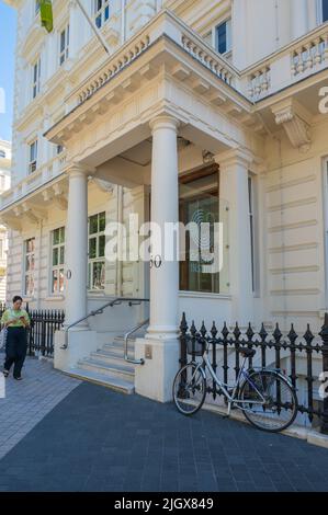 Außenansicht des Haupteingangs zum Goethe-Institut, einer Zweigstelle des Kulturinstituts der Bundesrepublik Deutschland. London, England, Großbritannien. Stockfoto