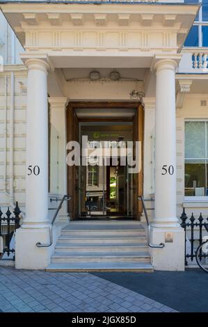 Außenansicht des Haupteingangs zum Goethe-Institut, einer Zweigstelle des Kulturinstituts der Bundesrepublik Deutschland. London, England, Großbritannien. Stockfoto