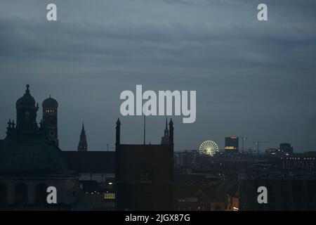 Blick auf die Stadt München bei Nacht. Blick auf die Altstadt und die Dächer von München. Bayern, Deutschland Stockfoto