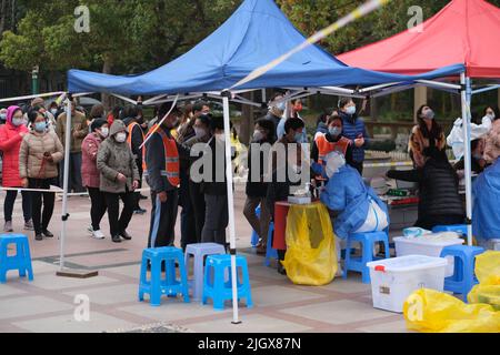 Shanghai, China, 19. 2022. März: Viele chinesische Bewohner stehen vor der Schlange, um Nukleinsäuretests auf Covid-19-Coronavirus in der Gemeinde im Bezirk Pudong zu erhalten Stockfoto