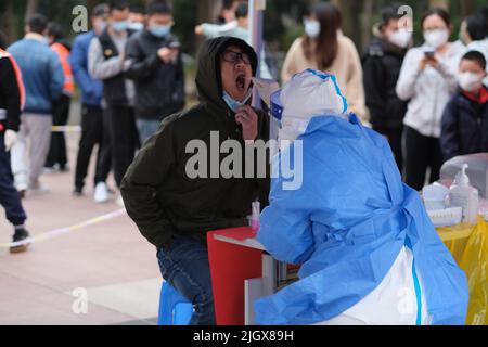 Shanghai, China-März 19. 2022: Chinesen stellen sich vor, um Nukleinsäuretest auf Covid-19-Coronavirus in der lokalen Gemeinschaft zu erhalten. Shanghai sieht Stockfoto