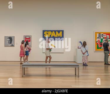 Los Angeles, CA, USA – 9. Juli 2022: Besucher sehen sich Gemälde im Flügel der modernen Kunst der LACMA in Los Angeles, CA an. Stockfoto