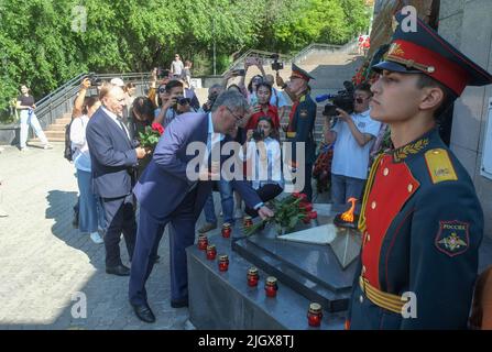 Der Chef der republik Burjatien, Aleksei Tsydenov, und andere Beamte nehmen an einer Zeremonie in Ulan-Ude Teil, die an den 81.. Jahrestag der deutschen Invasion in die Sowjetunion erinnert Stockfoto