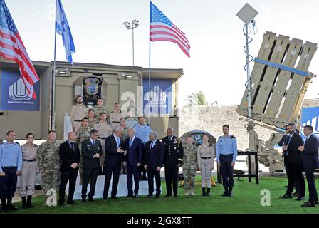 Tel Aviv, Israel. 13.. Juli 2022. US-Präsident Joe Biden und der israelische Verteidigungsminister Benny Gantz unterhalten sich am Mittwoch mit dem israelischen Premierminister Yair Lapid und dem US-Verteidigungsanwalt in Israel Brigadegeneral Shawn A. Harris vor dem israelischen Verteidigungssystem Iron Dome während einer Tour am Ben Gurion Airport in der Nähe von Tel Aviv, Israel, 13. Juli 2022. Pool Foto von GIL Cohen-Magen/UPI Kredit: UPI/Alamy Live News Stockfoto