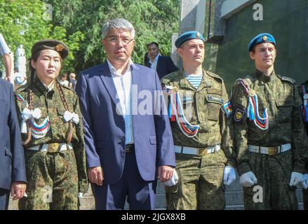 Der Chef der republik Burjatien, Aleksei Tsydenov, weitere Beamte und Soldaten nehmen an einer Zeremonie in Ulan-Ude Teil, die an den 81.. Jahrestag der deutschen Invasion in die Sowjetunion erinnert. Stockfoto