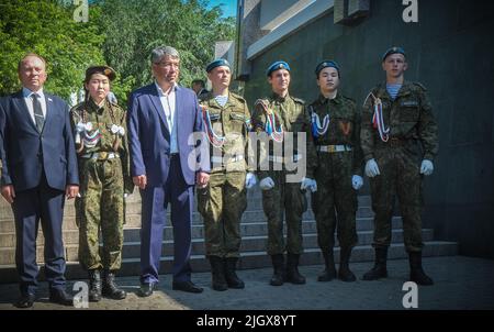 Der Chef der republik Burjatien, Aleksei Tsydenov, weitere Beamte und Soldaten nehmen an einer Zeremonie in Ulan-Ude Teil, die an den 81.. Jahrestag der deutschen Invasion in die Sowjetunion erinnert. Stockfoto