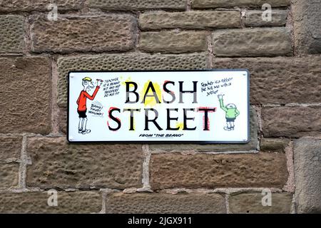 Straßenschild für Bash Street in Dundee. Mit den Bash Street Kids aus dem in Dundee von D. C. Thomson produzierten Beano-Comic. Stockfoto