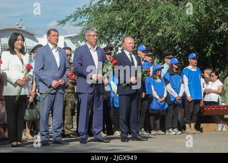 Der Chef der republik Burjatien, Aleksei Tsydenov, und andere Beamte nehmen an einer Zeremonie in Ulan-Ude Teil, die an den 81.. Jahrestag der deutschen Invasion in die Sowjetunion erinnert Stockfoto