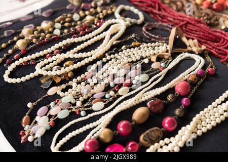 Antiquitäten auf dem Flohmarkt oder in der Garage - Vintage-Schmuck, Retro-Perlenkette und andere Vintage-Dinge. Sammlerstücke Erinnerungsstücke Konzept. Selektiv f Stockfoto