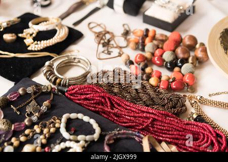 Antiquitäten auf dem Flohmarkt oder in der Garage - Vintage-Schmuck, Retro-Perlen-Halskette und andere Vintage-Dinge. Sammlerstücke Erinnerungsstücke Konzept. Selektiv f Stockfoto