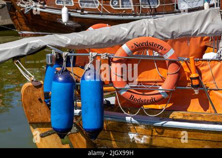 Bug eines Zeesenboot, Hafen, Wustrow, Mecklenburg-Vorpommern, Deutschland | Bug eines Zeesenbootes, Harbour, Wustrow, Mecklenburg-Vorpommern, Deutschland Stockfoto