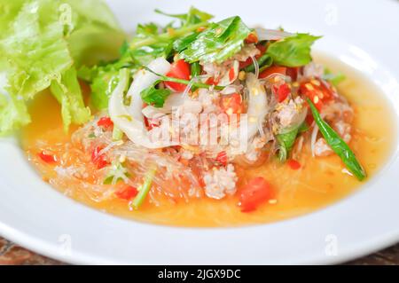 Würziger Salat oder Nudelsalat, Thai-würziger Salat oder Vermicelli- und Schweinshaxe Stockfoto