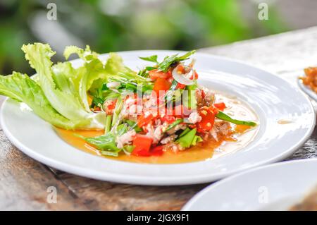 Würziger Salat oder Nudelsalat, Thai-würziger Salat oder Vermicelli- und Schweinshaxe Stockfoto