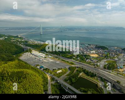 Luftaufnahme der Rasthaltestelle der Autobahn mit Blick auf die Akashi-Brücke Stockfoto