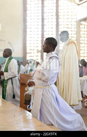 KENIA, Elgeyo-Marakwet County, Kerio Valley, Stadt, Stadt, kirche, Friedensgebet nach Waffengefechte mit Pokot-Stamm / KENIA, Kerio-Tal, Stadt Chesongoch, Marakwet Volksgruppe, Kirche, Friedensgebete nach bewaffneten Auseinsetzungen mit den Pokot Stockfoto
