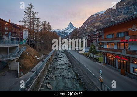 ZERMATT, SCHWEIZ - APR 11, 2022: Eine Landschaft des Matterhorns bei Sonnenuntergang mit dem Fluss Matter Vispa im Vordergrund. Stockfoto