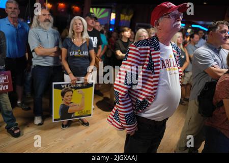 Tucson, Arizona, USA. 12.. Juli 2022. Der republikanische Kandidat für den Gouverneur von Arizona, Kari Lake, kämpft beim Maverick in Tucson. Lake wird vom ehemaligen Präsidenten Donald Trump unterstützt und läuft gegen Karrin Taylor Robson in einem bitteren Rennen, das zu einem Showdown zwischen Gouverneur Doug Ducey, der Robson unterstützt, und dem America First Trump, der Kari Lake, geführt hat. Die primäre GOP Republikanische in Arizona ist der 2. August. (Bild: © Christopher Brown/ZUMA Press Wire) Stockfoto