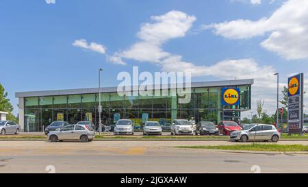 Kragujevac, Serbien - 26. Mai 2022: Der deutsche Lidl-Kettenladen-Supermarkt am heißen Sonnentag. Stockfoto